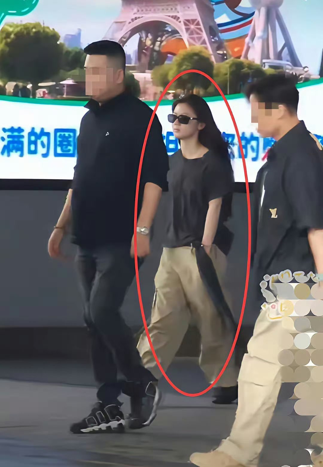 单依纯现在有点“飘”了，出门带两个保镖护驾，走起路来带风，双手插兜，又拽又酷！​