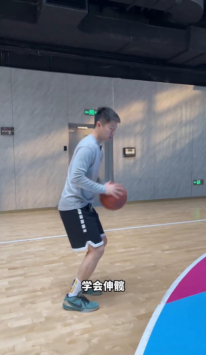 詹姆斯训练营曝光，70%的力量来自蹬地！
这简直是颠覆认知！
我们苦练多年的手腕