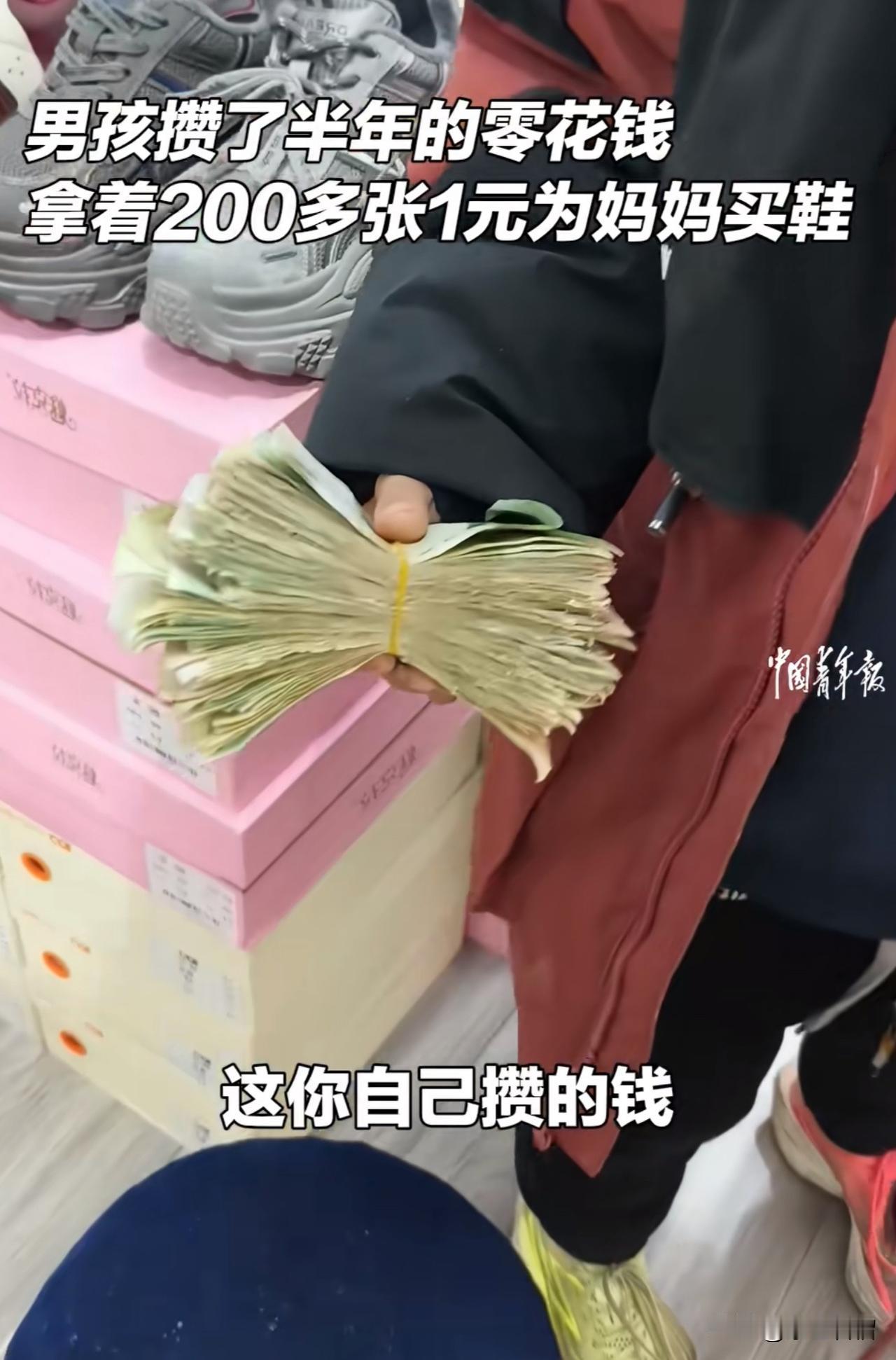 看了令人感动落泪！
        近日，在河北石家庄，一个11岁的男孩手持厚厚