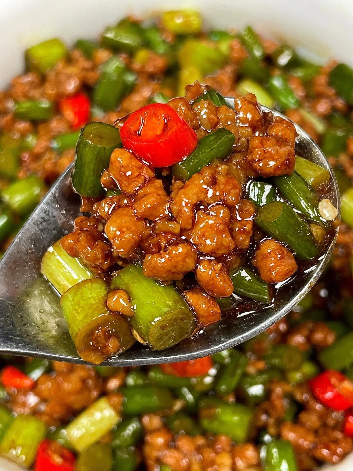 嘎嘎香，好吃又下饭的蒜苔炒肉末。蒜苔炒肉末！嘎嘎香！ 喜欢肉沫和蒜苔的...