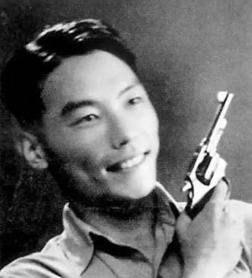 他潜伏敌营，暗传情报，他躬身改革，稳住大局，他是被毛主席盛赞一人可抵数师的传奇功