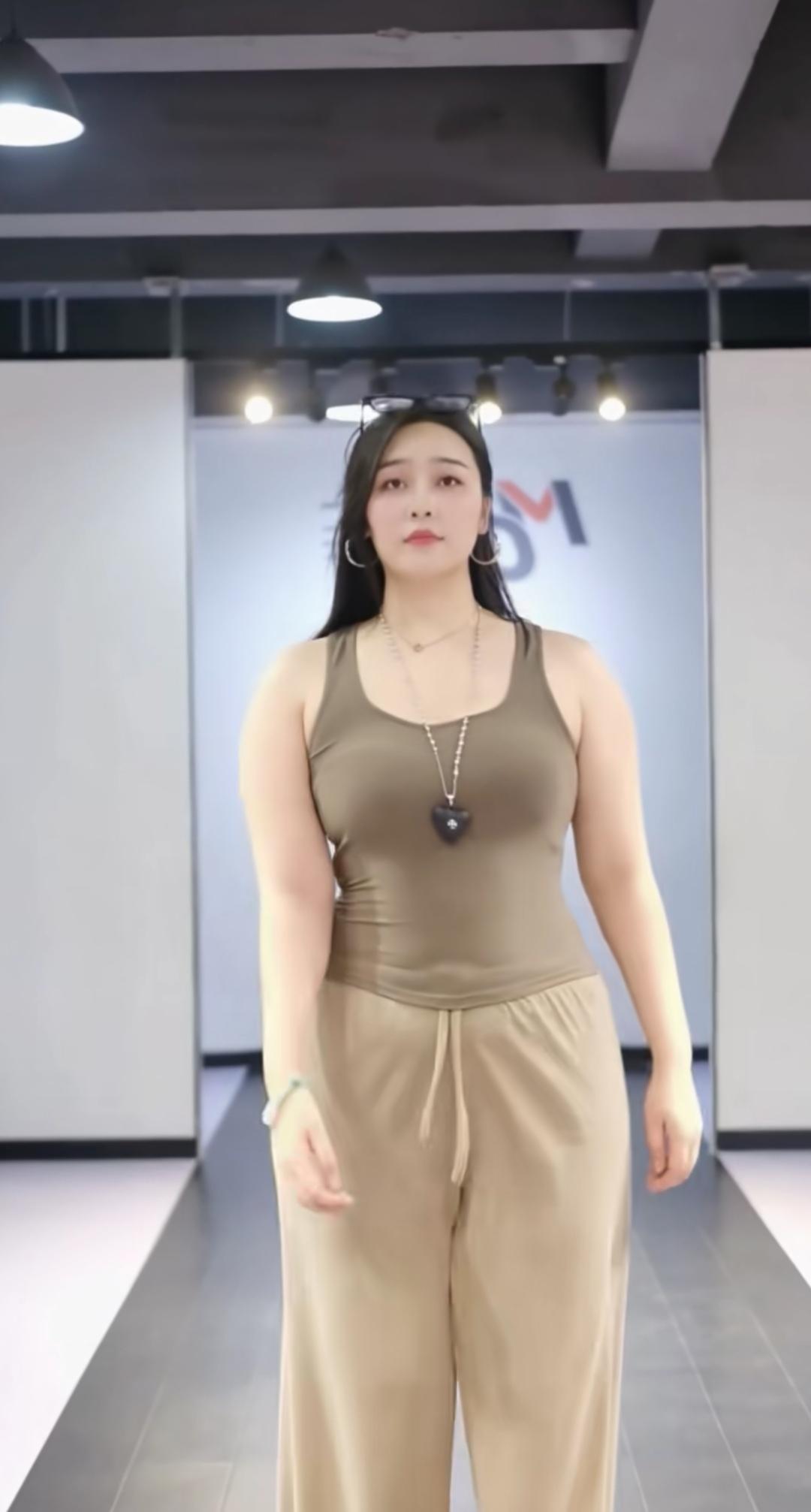 这身搭配看起来挺休闲的。