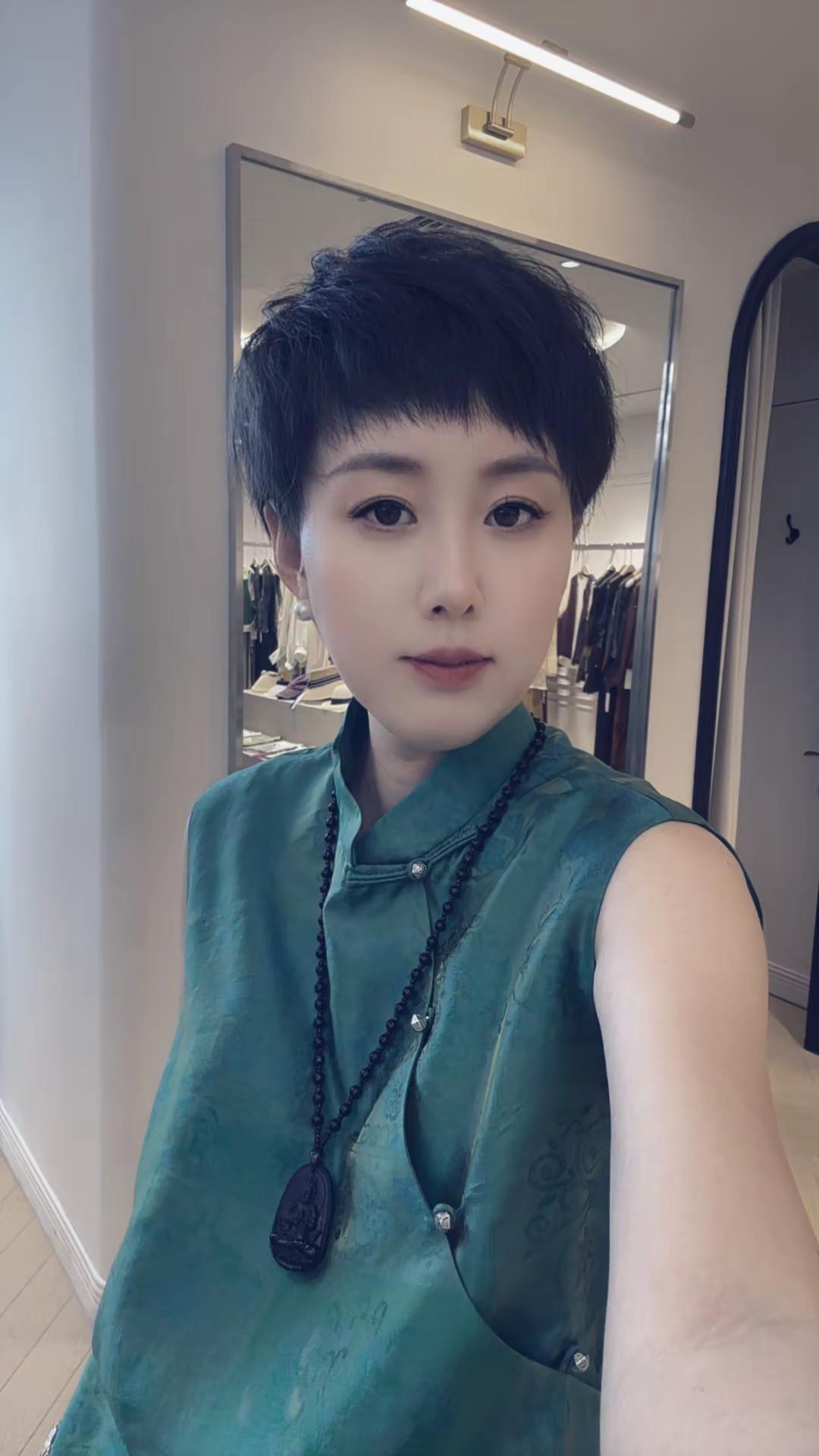将穿搭视为自己的每日爱好 中年短发女性中式穿搭 新中式短发姐姐
