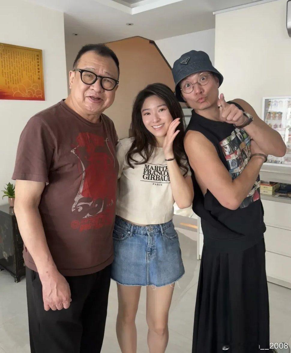 76岁许绍雄和他女儿之前的合照，当时看起来还挺健康的，没想到现在病危入院了希望他