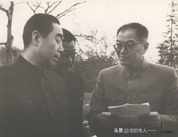张闻天与周恩来在一起(1954年)。