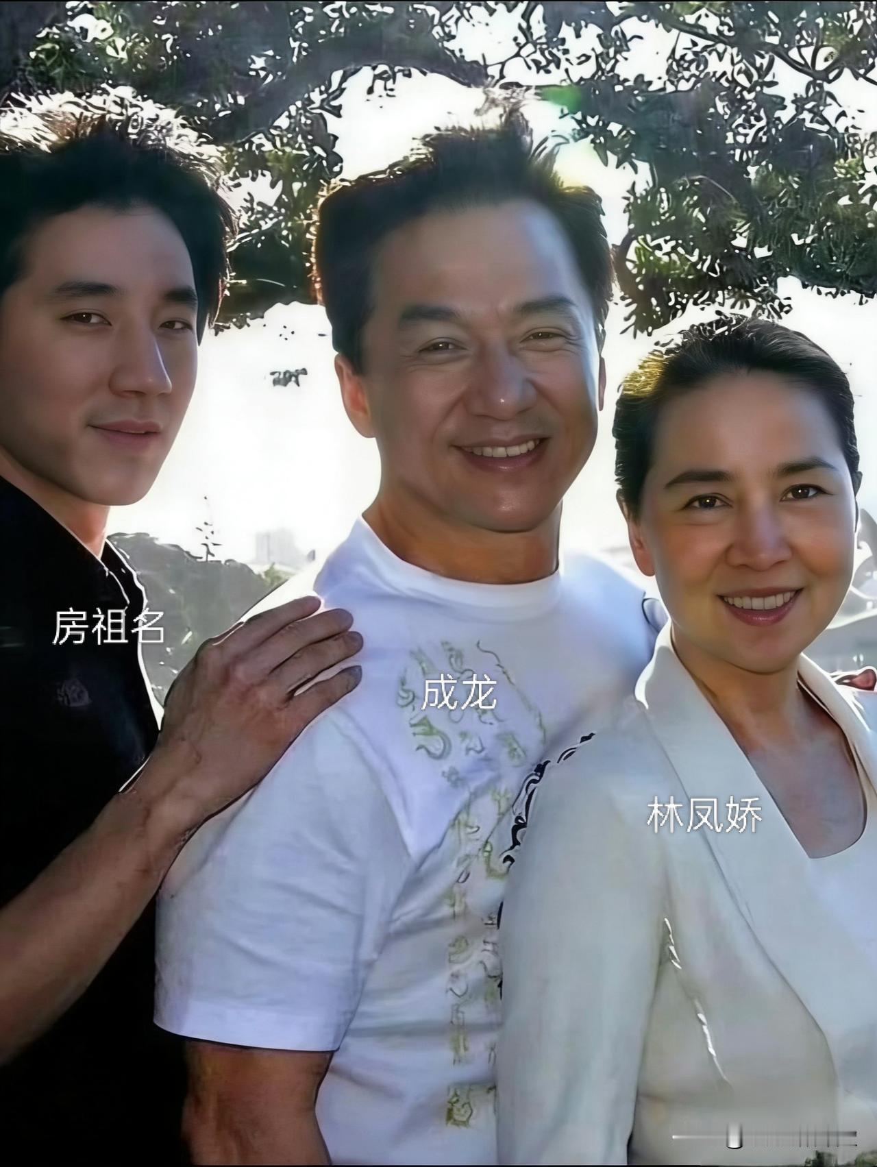 这是成龙一家三口的合照，
每个人脸上都洋溢着微笑，
但是，没想到71岁的成龙大哥