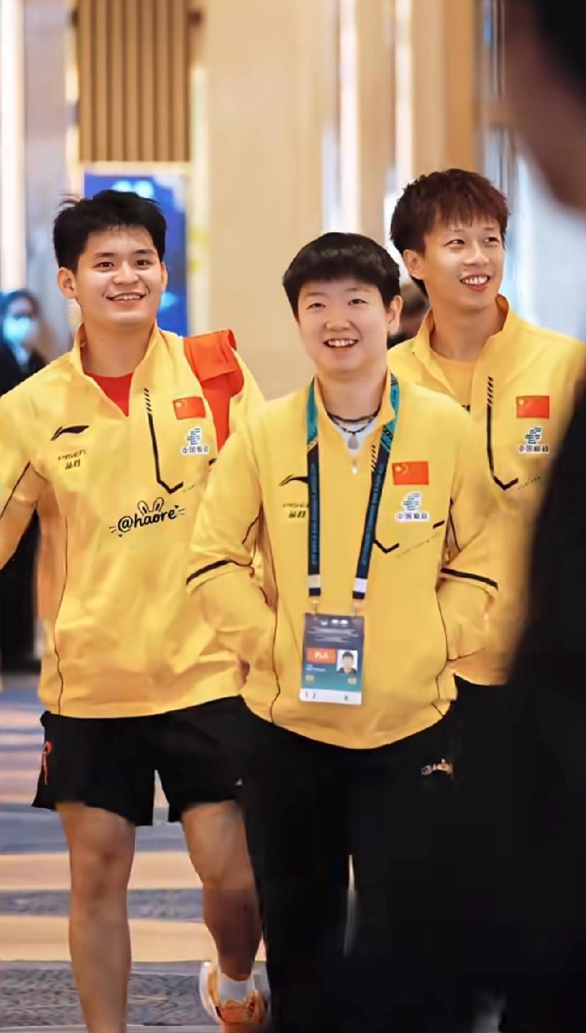 一年转瞬，澳门的笑脸只剩莎莎独守
 
翻到去年澳门世界杯抽签仪式的旧照，心里一下