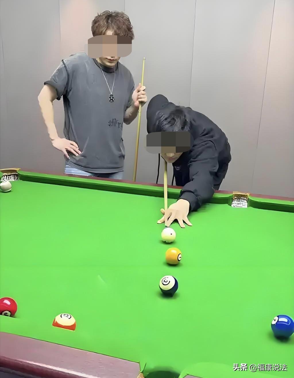 “防人之心不可无！”湖南，男子在和同学打台球时，同学给他几块软糖，男子吃了后感觉