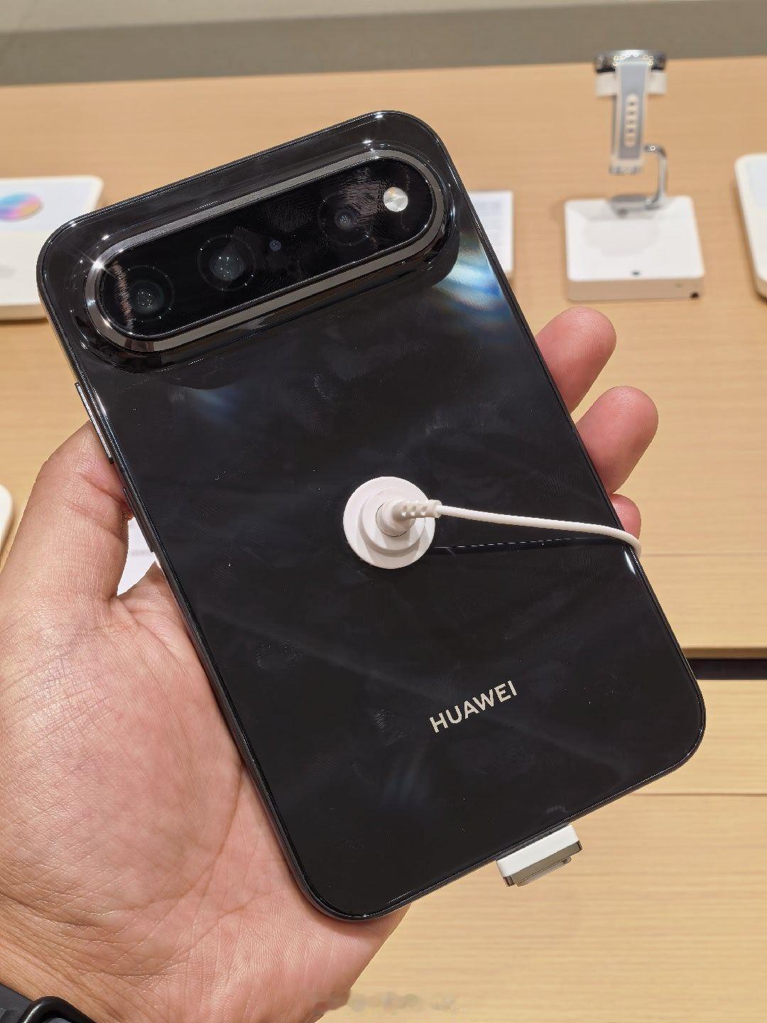 华为Pura X View真的好轻薄，尤其是白色远远看上去有iPhone Air