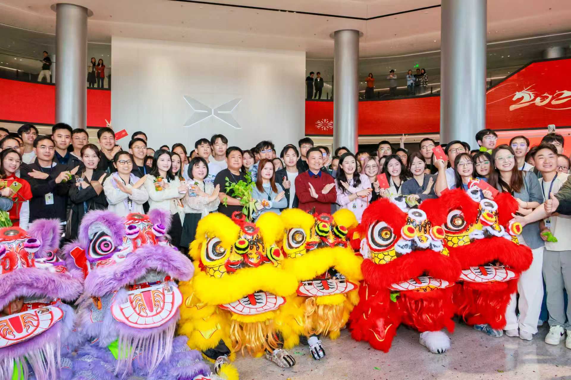 大年初八，小鹏汽车迎来开工日！何小鹏大师兄带着新款小鹏 X9 纯电版，载两头醒狮