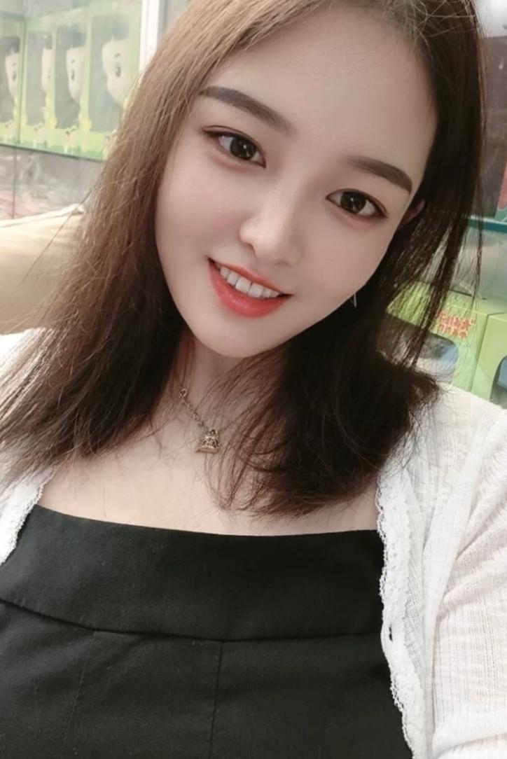 笑靥如花，岁月静好。光彩照人，夺人眼球。这样的女人，往往有着独立的灵魂。她们不依
