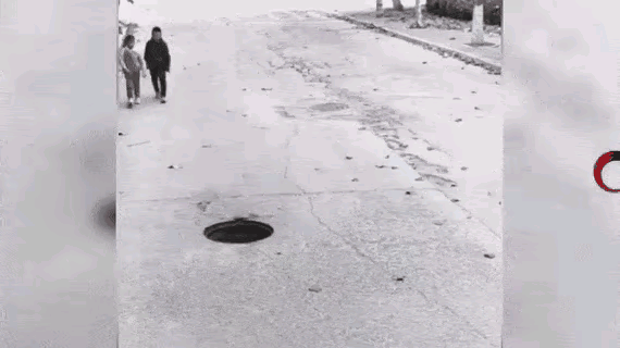 千里眼记录下了两个小学生美好瞬间，发自内心的善举如行云流水，他们应该得到表扬鼓励