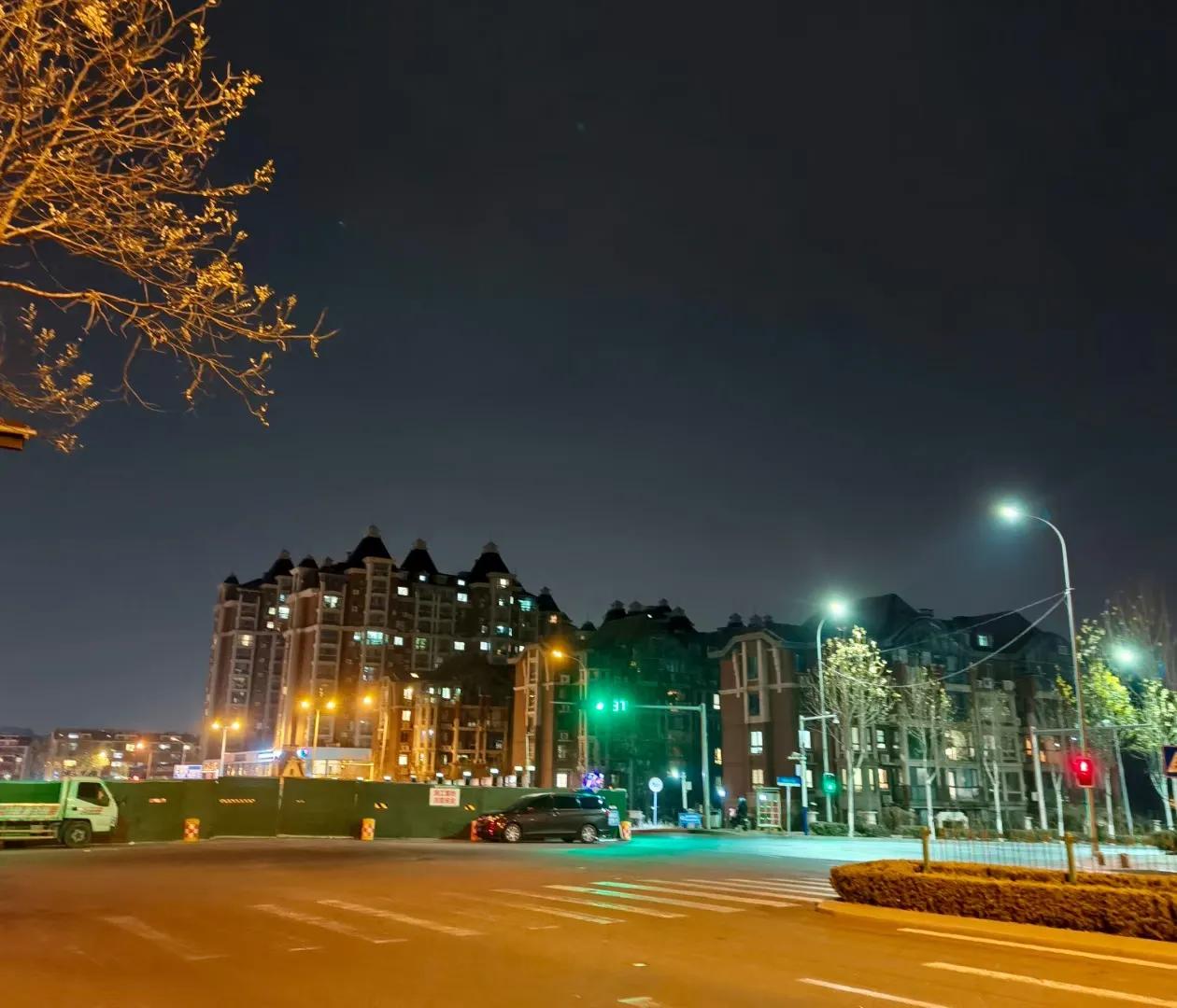 寒风轻拂旧岁的尾声，
街灯下，影子缓缓拉长又缩短。
时间的河流，不息地流淌，
让