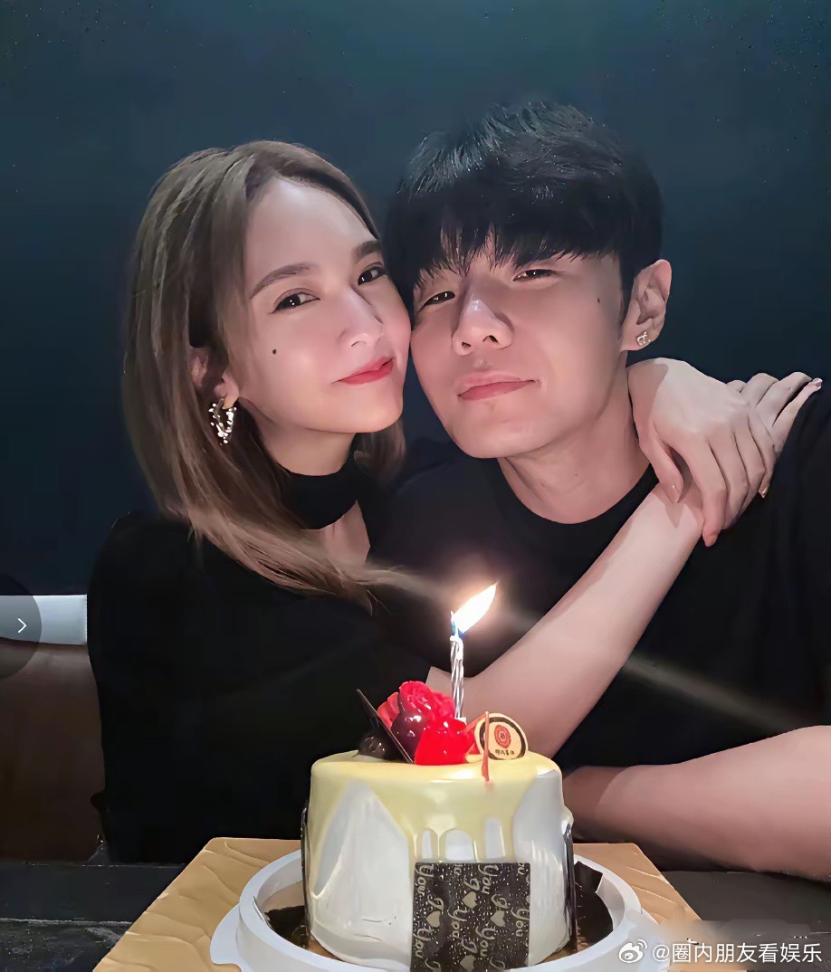 大家这两天都在疯狂的夸李荣浩太牛了难道没有人发现有个人比他更厉害吗？那就是他的老