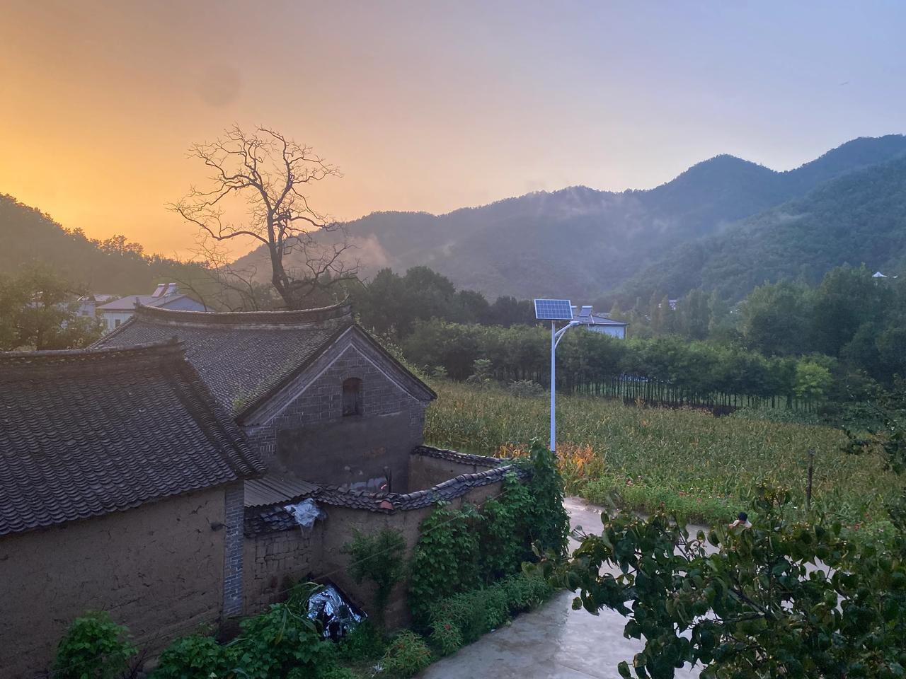 秋雨过后的大别山，山间云雾缭绕，似轻纱般飘动，给大别山增添了一份神秘的色彩。宛如