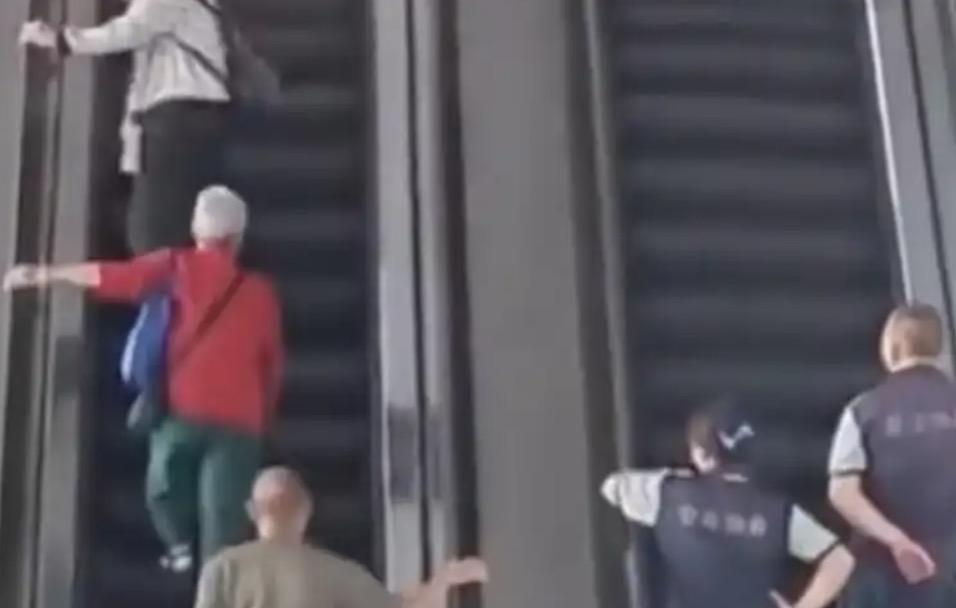 多名老人在机场扶梯上逆行，有路人好心提醒仍有人不为所动，他们这样做是真的不懂，还