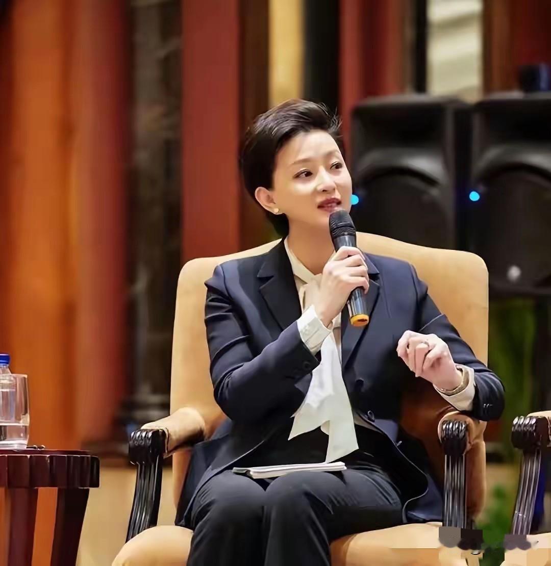 杨澜大概也想不到，他的前夫张一兵，是这么体面又低调的男人，
两人离婚后，他就与杨
