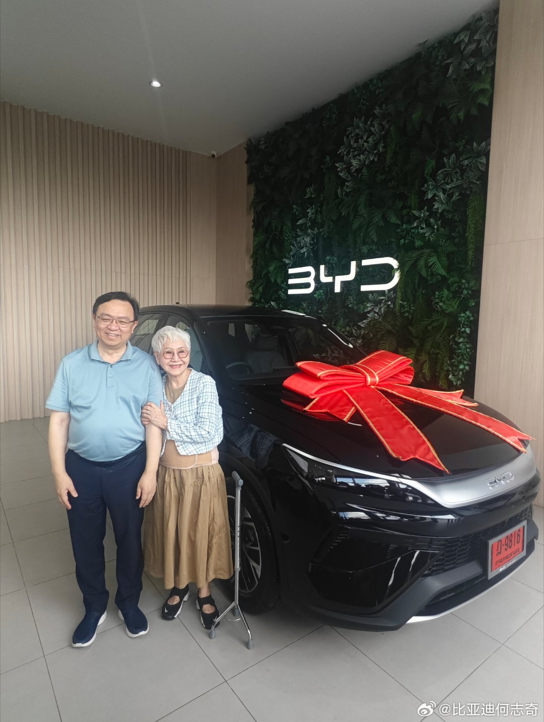 王总亲自交付泰国第13万台新能源车，泰产的宋Pro，车主恰巧是一个阿嬷，老年谢南