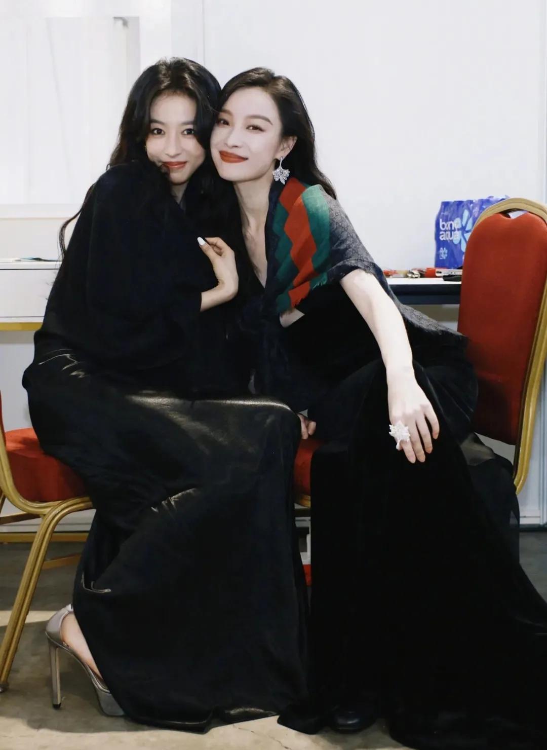 倪妮说：今天我俩有点默契✌️@周雨彤
确实！倪妮周雨彤这张同框照
看起来不是有点