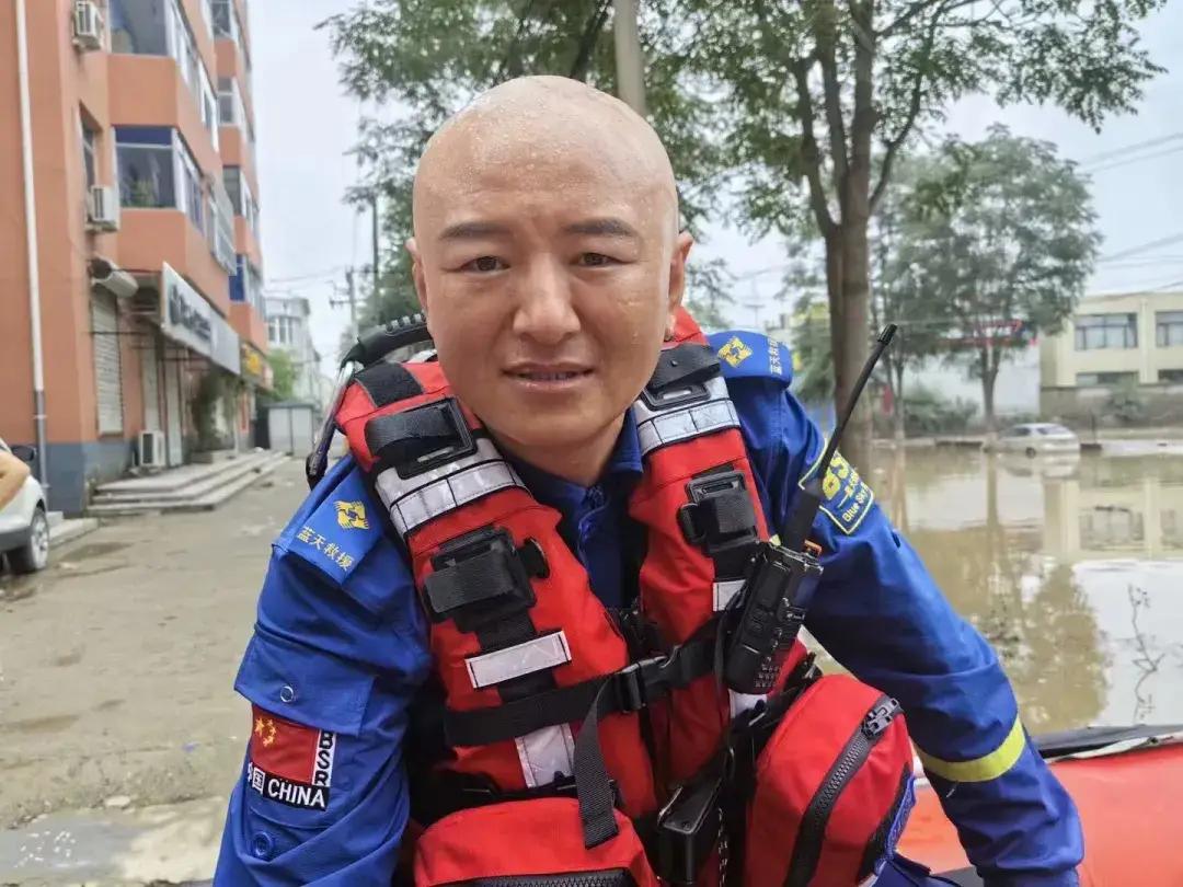 “泪目！”河北，一男子与家人经过滦河，发现有人落水，果断下河救人，女儿担心父亲安