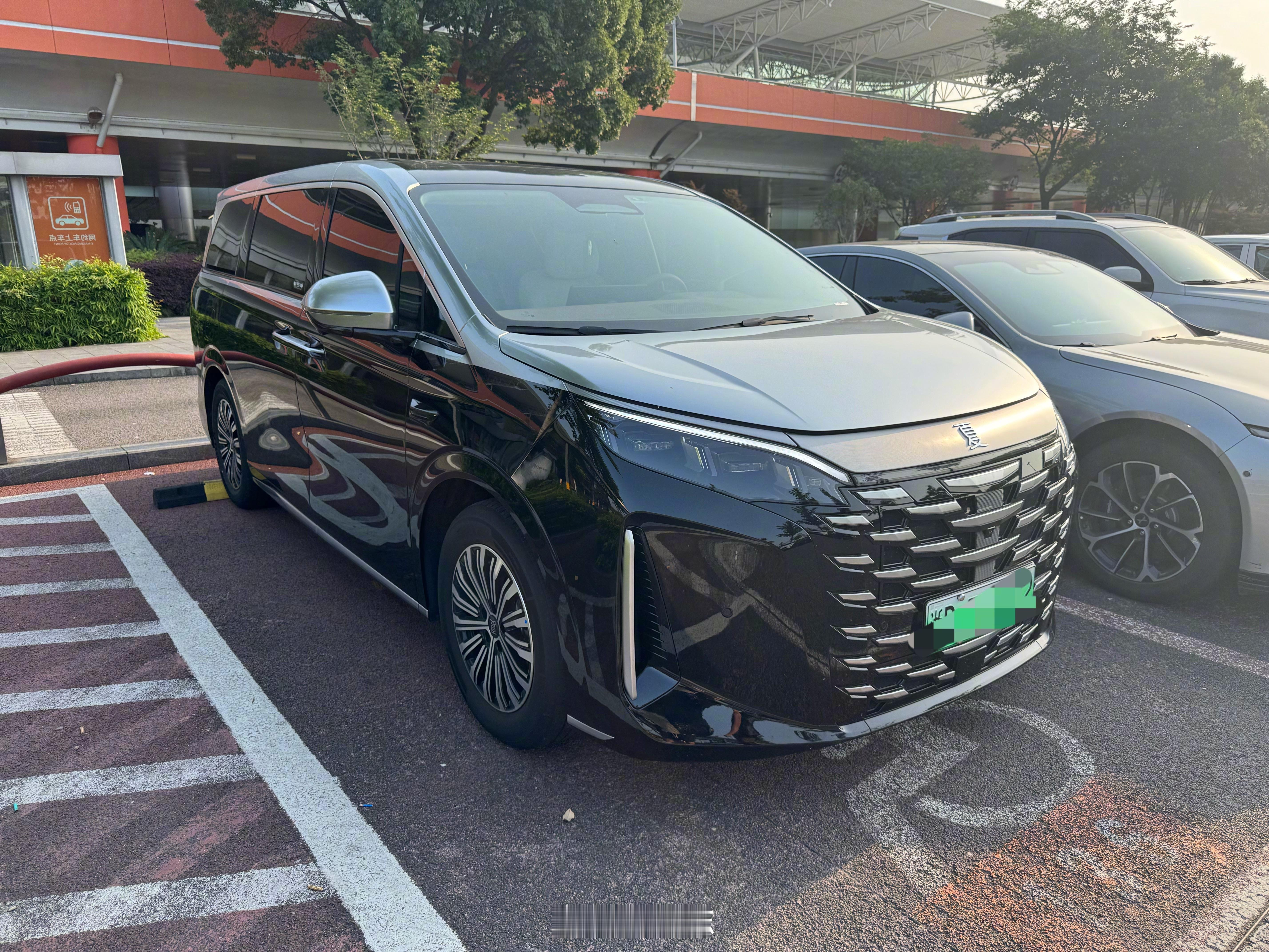 “迈巴夏”？[哈哈][哈哈]双拼车身MPV，你觉得会显得更高级不？比亚迪比亚迪夏