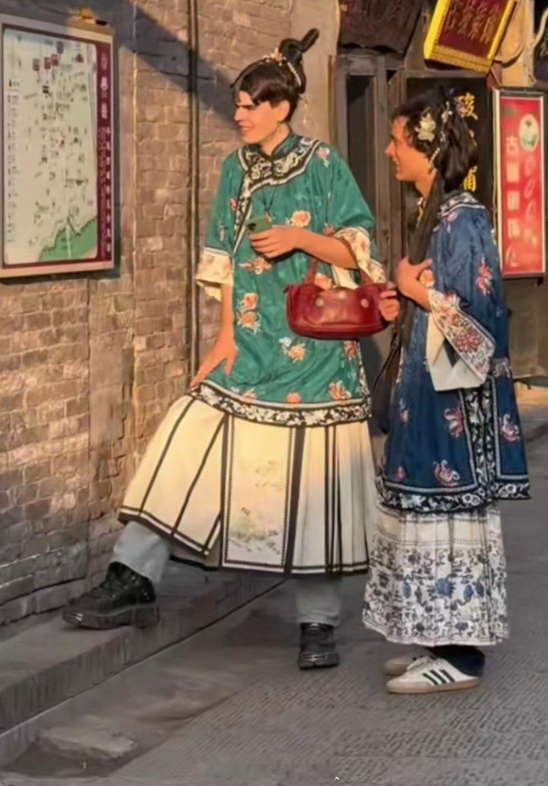 网友的形容: 进口少奶奶逛街 ​​​