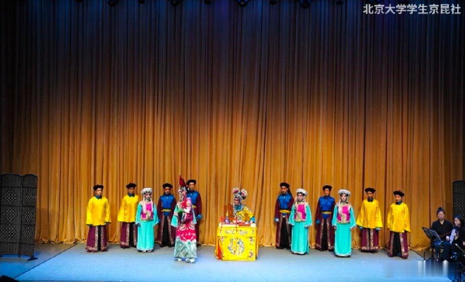 #00后大学生中华血脉开始觉醒#曾经，我们以为传统戏曲是老一辈的专属爱好，但如今