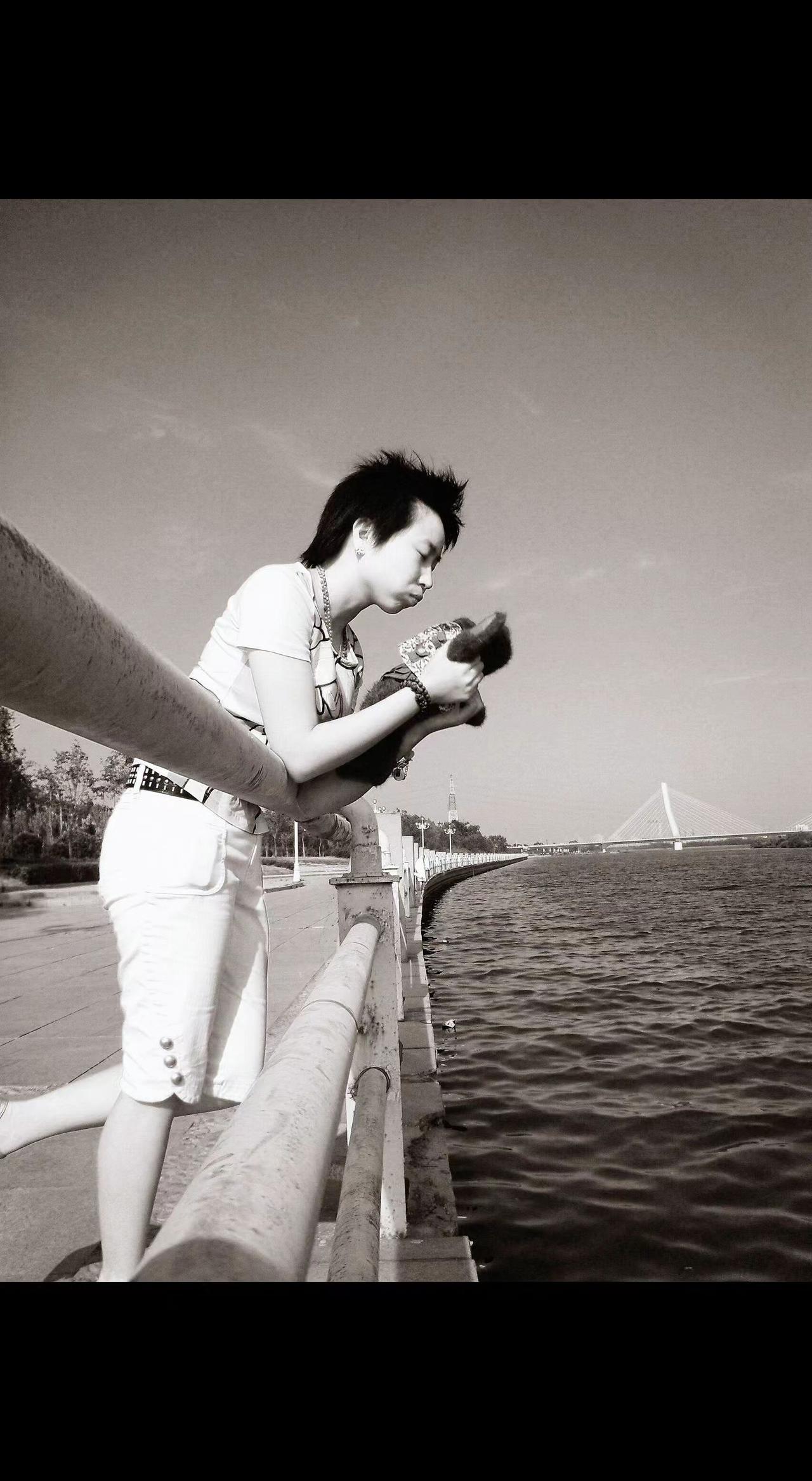 🌊海风吹乱发梢，怀里的温度比阳光更暖☀️。时光是条温柔的河，把瞬间酿成永恒✨。