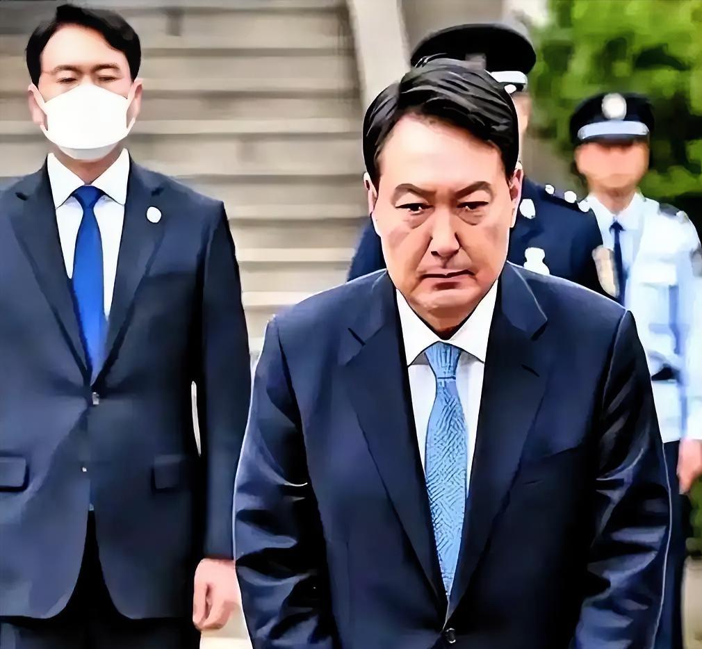 尹锡悦最新消息：韩国法院19日宣布，前总统尹锡悦内乱头目罪罪名成立。