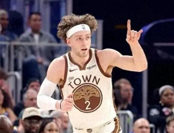 NBA季前赛，开拓者挑战勇士队，在比赛中出现了非常奇葩的一幕。由于第一节打了五分