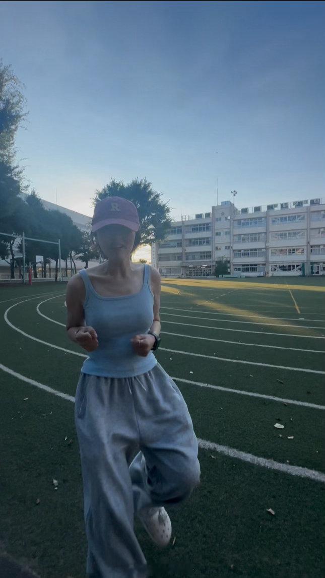 跑别人小学里去玩一会。（海星帮我拍的。她说妈摆个pose，我想了半天跑过来做了个