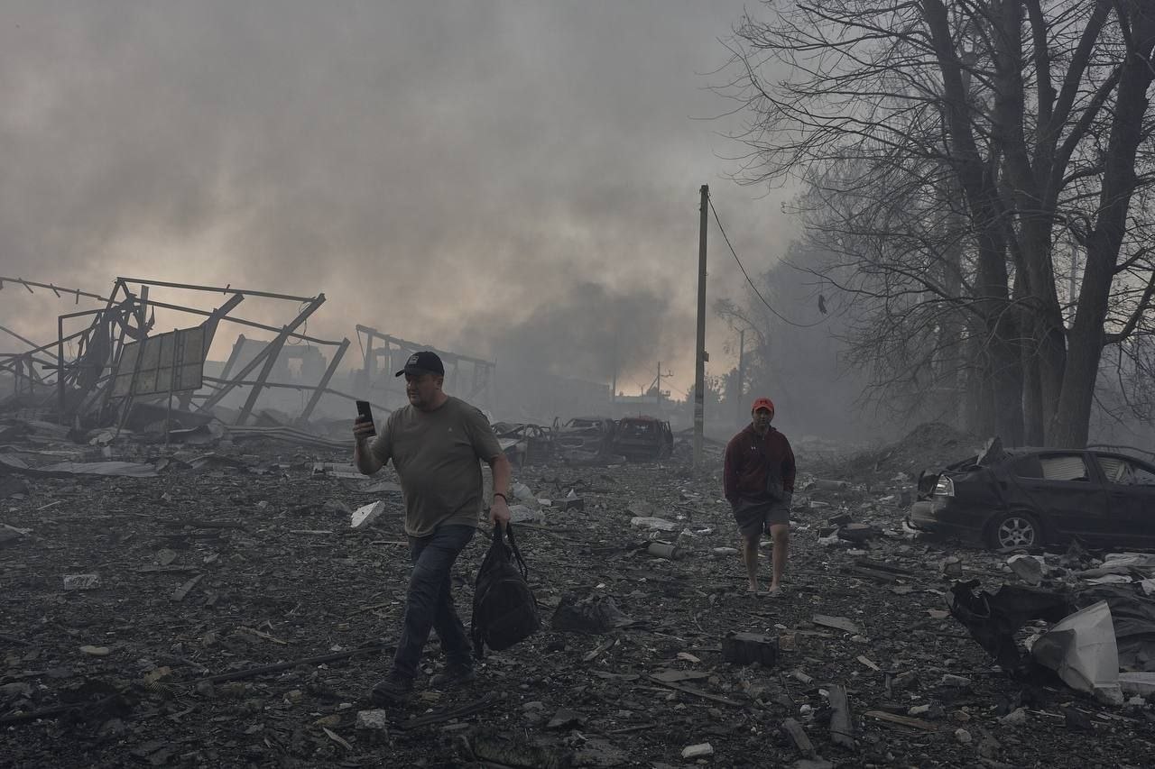 😨 乌克兰布恰区遭俄军袭击后，弹药仓库发生大规模爆炸，现场画面触目惊心。8月2