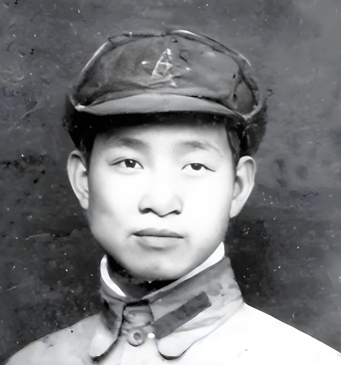1940年，炊事员被当场抓住在饭里下毒，眼看就要被枪毙，锄奸部长却突然指着抓人的