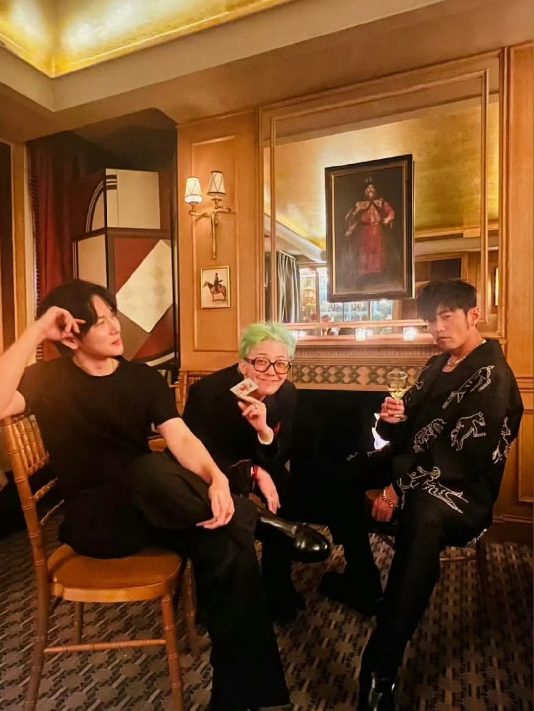 周杰伦ins晒与权志龙合照 周杰伦ins发和权志龙同框合照啦，巨星见面[笑cry