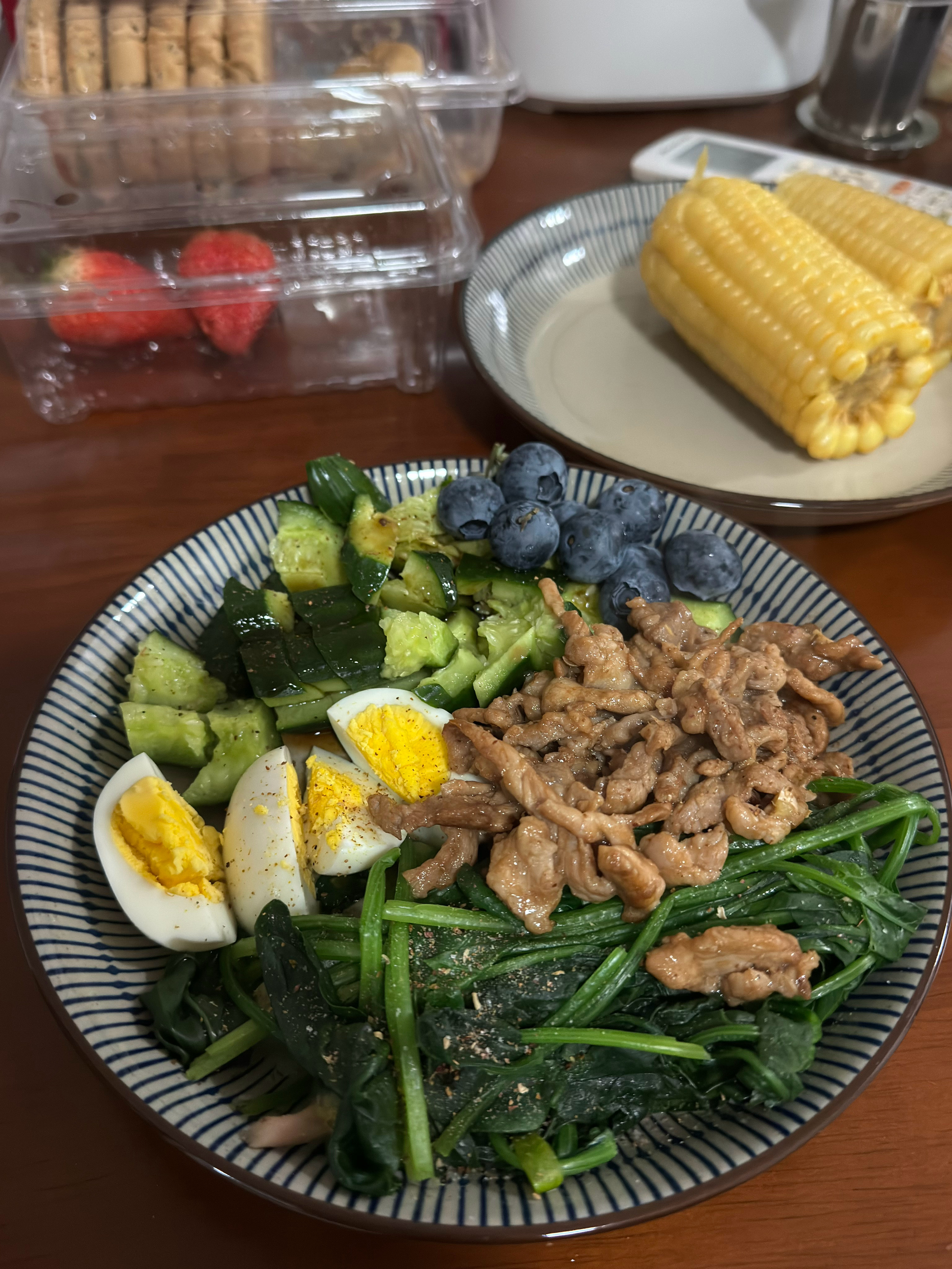 今天晚饭吃的啥？黄瓜菠菜鸡蛋瘦肉玉米蓝莓🫐说好减脂的来打卡了，第4️⃣天减脂