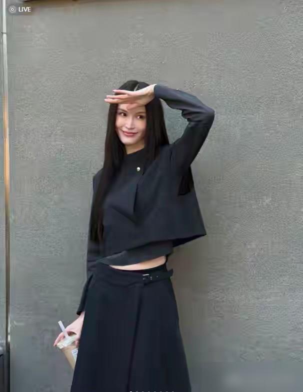 何穗最近又晒起和陈伟霆的日常了。
陈伟霆亲手做五菜一汤，全是减脂餐，卖相看着就