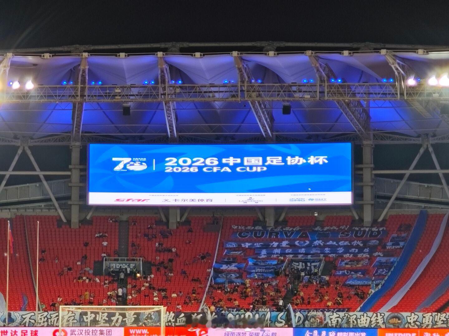 加时了，前场三外援踢了90分钟，武汉外援可是刚上来，怎么踢呢？替补席还有人可换吗