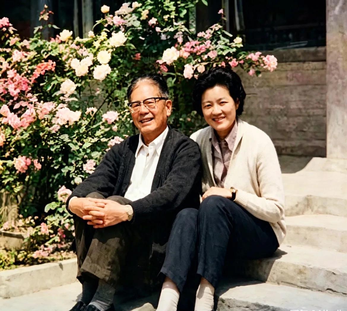 1974年，史家胡同，61岁的乔冠华与小22岁新婚妻子章含之的合影，两人并肩坐在