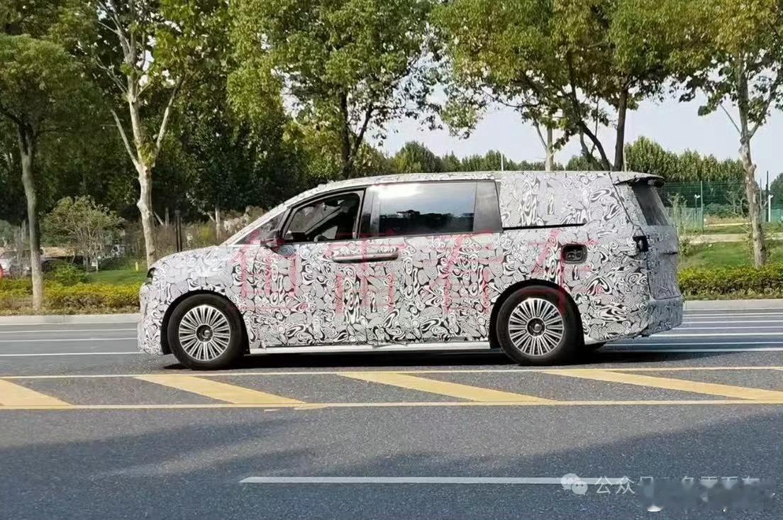 侧面看起来很大这次内饰会有惊喜哦[doge][doge] ​​​