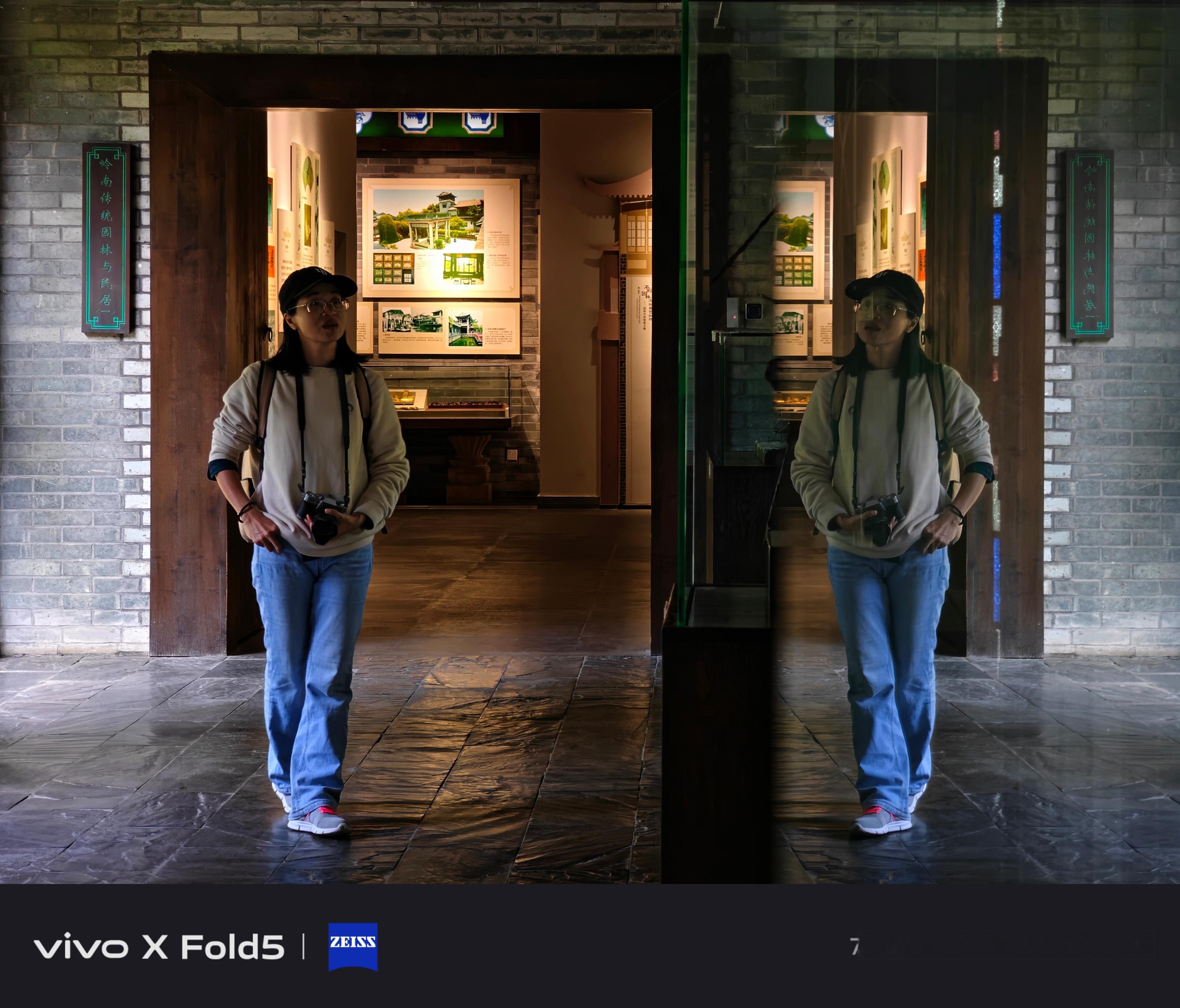 你的身影在一个角落拍照的最高难度就是光影忽明忽暗很难拍，特别是折叠屏手机不过这款