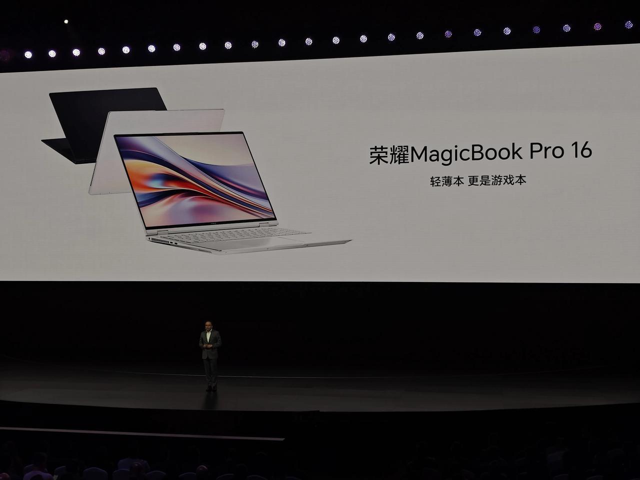 荣耀MagicBook Pro 16这个白色，是真滴好看啊。是轻薄本，更是游戏本