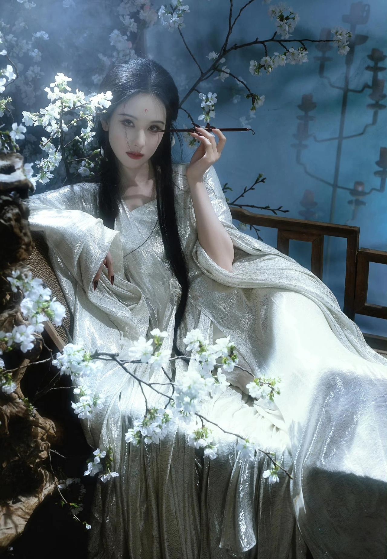 陈都灵这组《月鳞绮纪》写真，真的把“破碎感”和“鬼魅感”玩明白了。

夏弃疾的镜