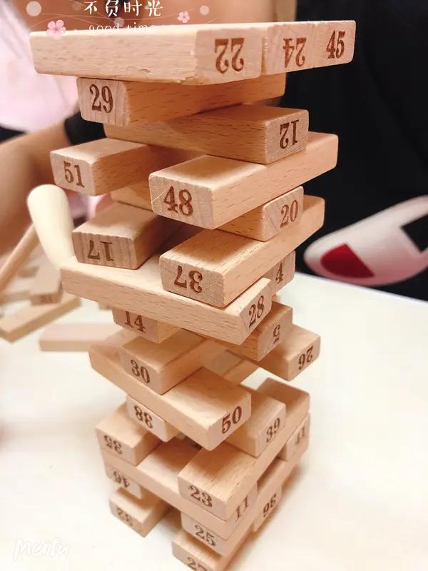 下联：左左右右左右为难。亟应上联上上下下上串下跳