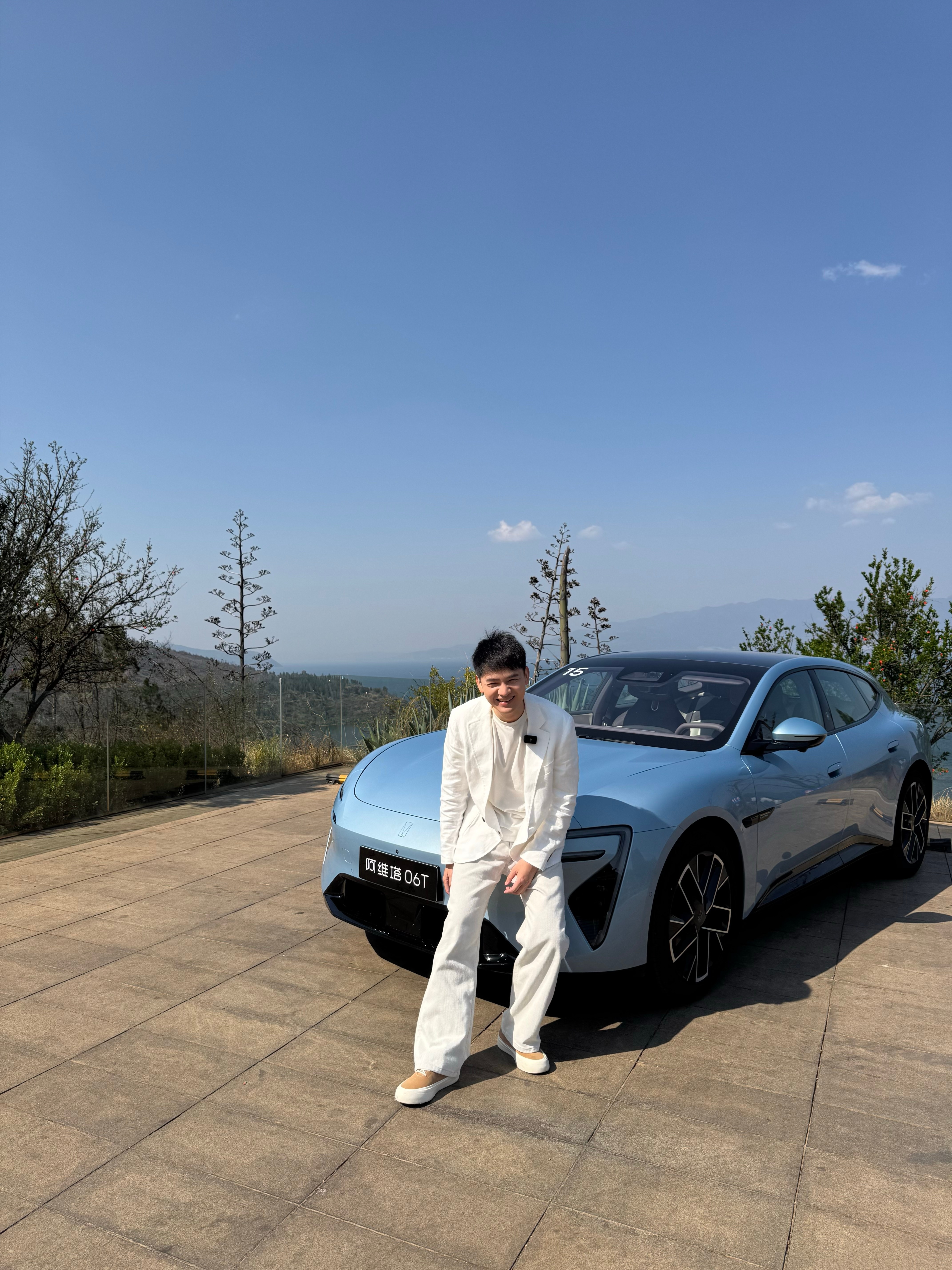 今天飞深圳，小师妹、飞飞、佳速、买蔡车集体飞北京，晚上就是阿维塔06T发布会，看