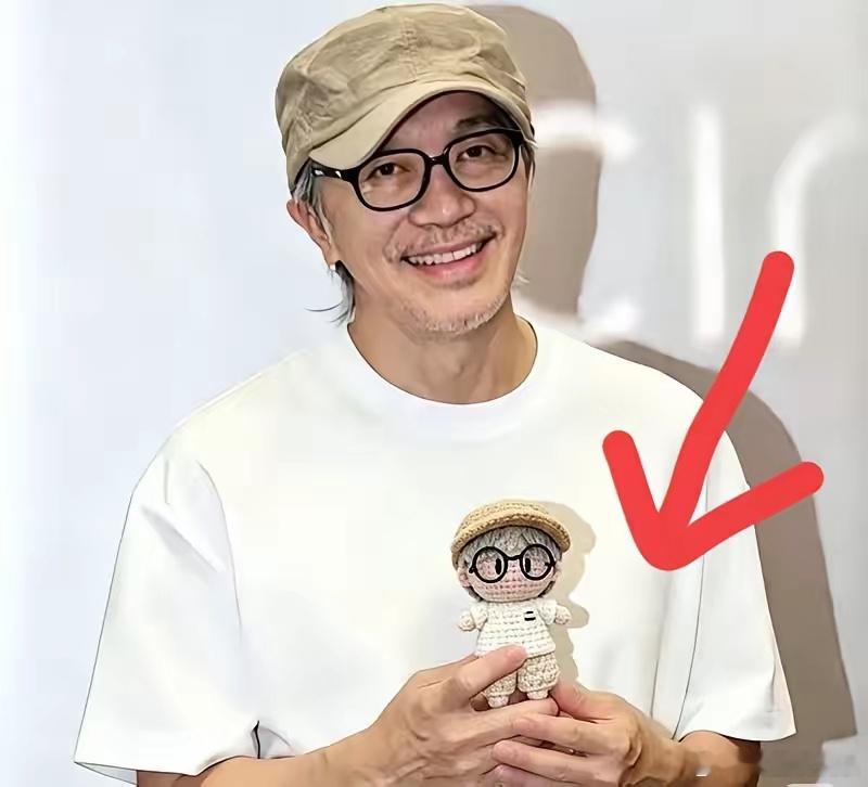 周星驰感动的哭了，他没想到，现在的人都那么爱他！在剧宣上，又一个观众拿出了一个手