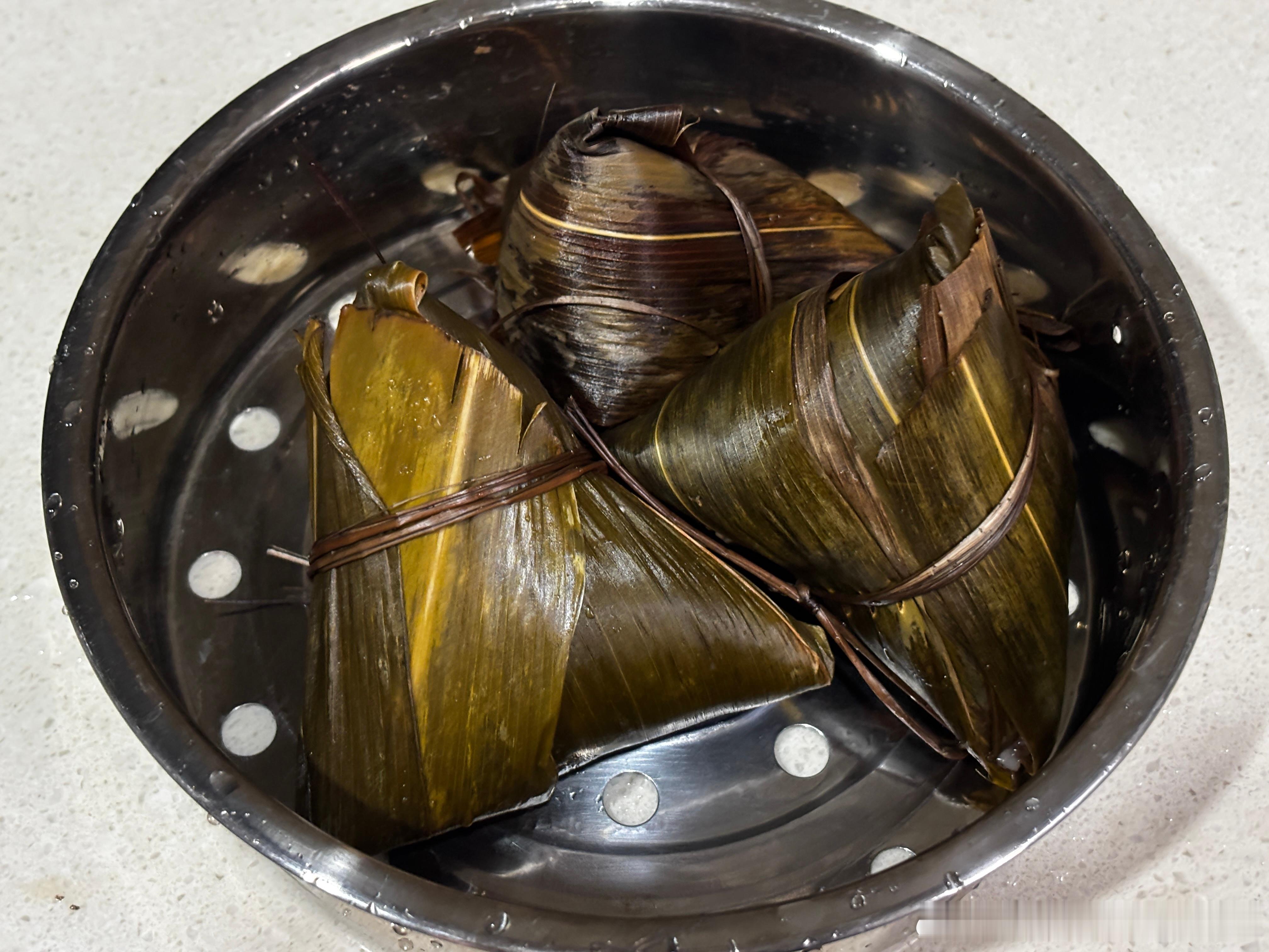 江陵粽子一杯米，广州分明煲仔饭。得来何须寻菜肴，剥开尽可弄三餐。        