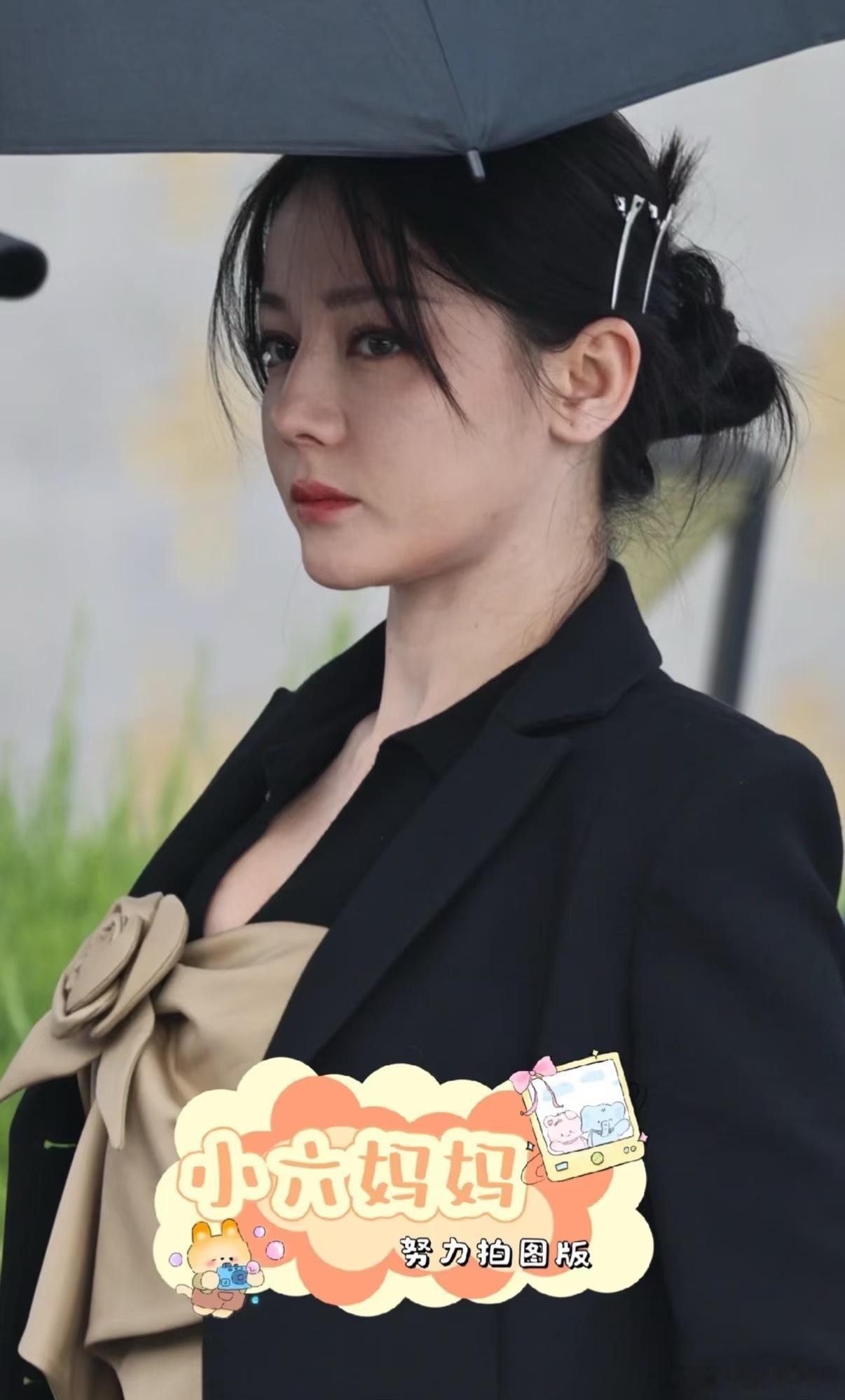 迪丽热巴纯生图状态，这看着就真实，五官纹理好清晰 ​​​