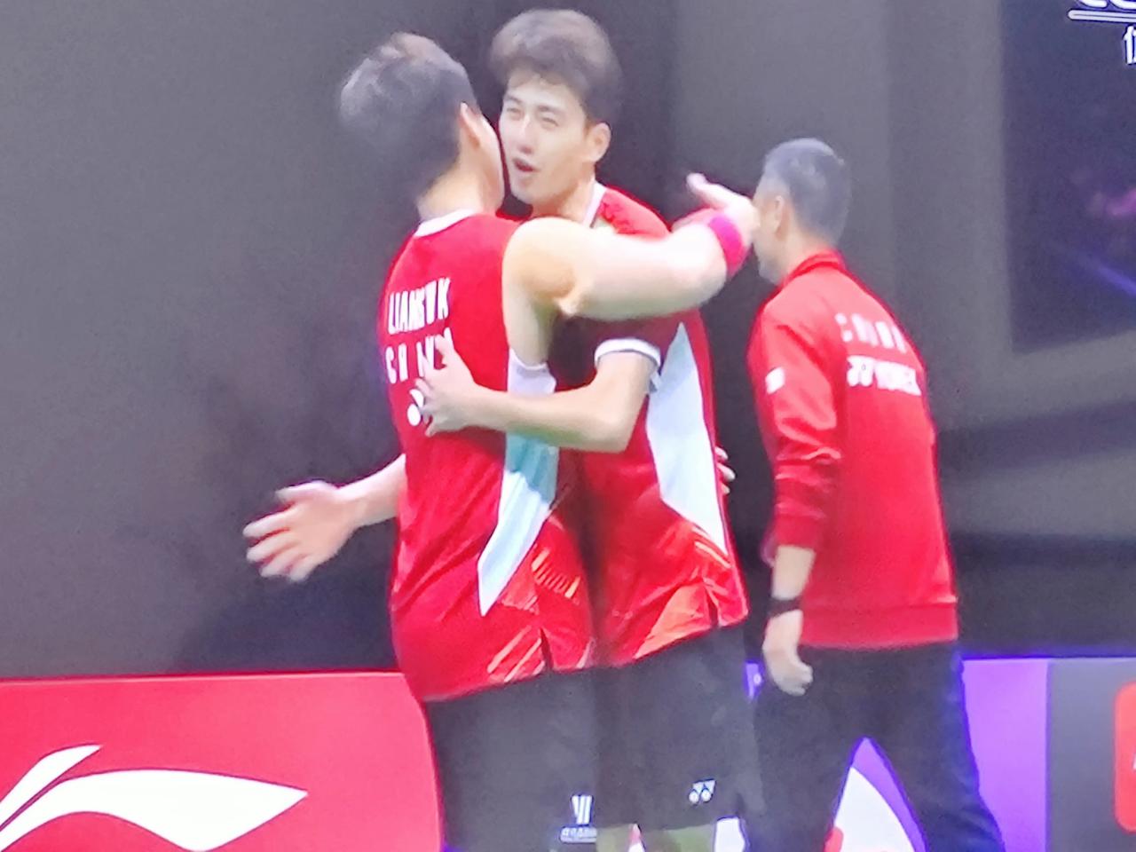 梁伟铿/王昶2-1险胜印度组合，获得羽毛球中国大师赛冠军！这对小将阳光积极；拼搏