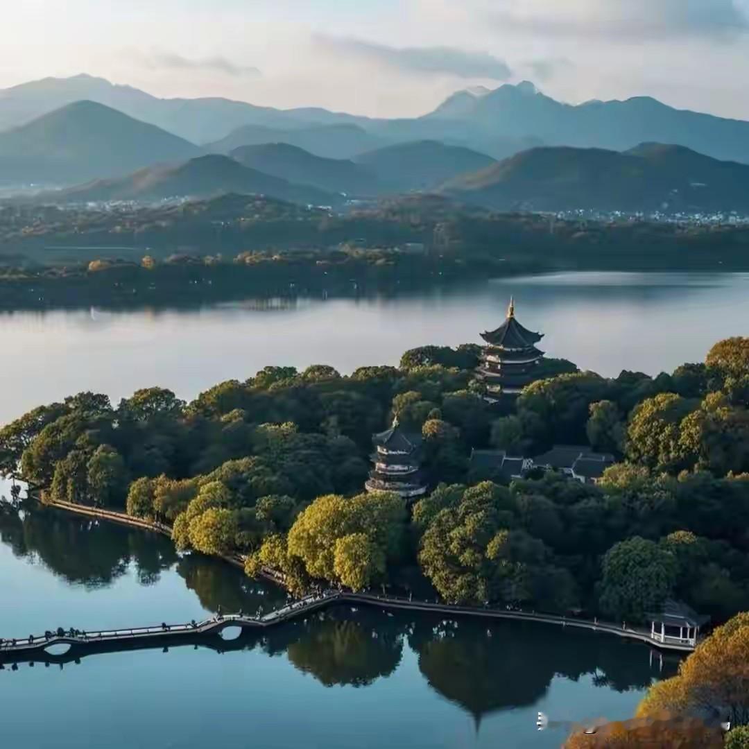 西湖VS玄武湖：杭州的水，为何比南京更“活”？

水，是城市的灵魂。

杭州有西