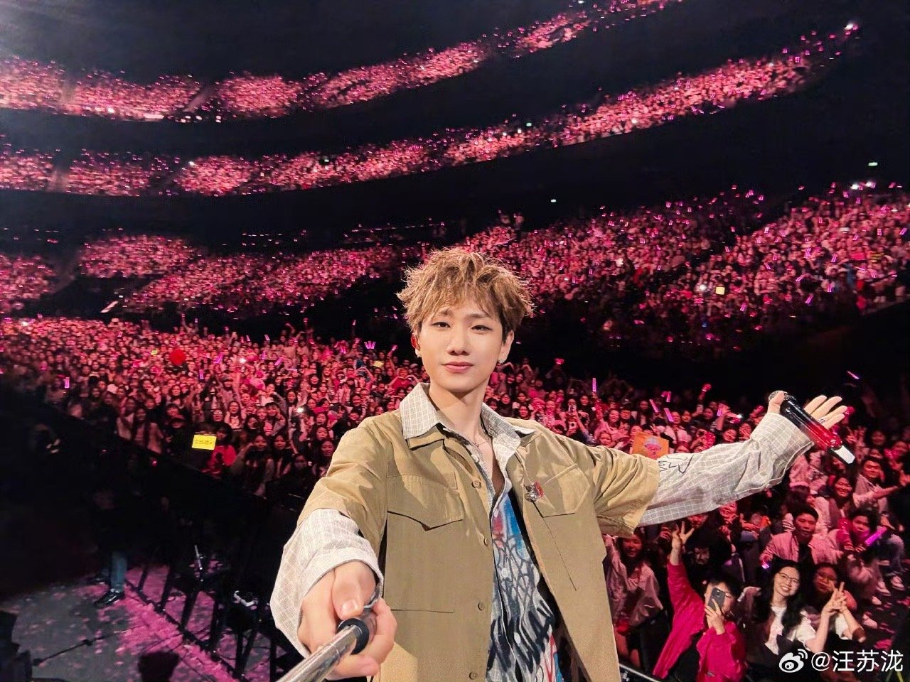 汪苏泷今天不握手了汪苏泷哥变调皮了是吧一直跟粉丝挥手就是没有握手！真的是绝了啊！